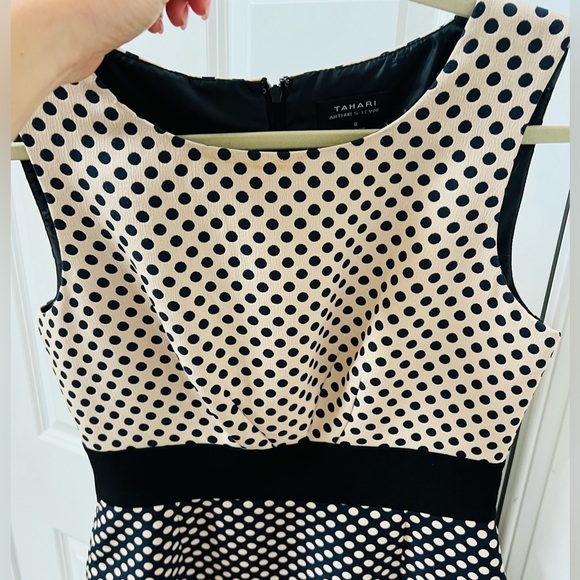 Like new stunning Tahari sleeveless dress in cream and black size 8 - Picture 6 of 8